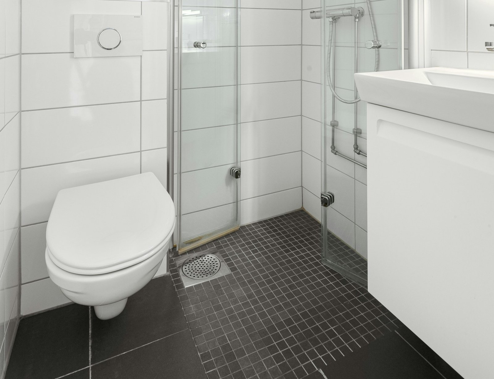 Nahaufnahme eines Duschabflusses im Badezimmerboden