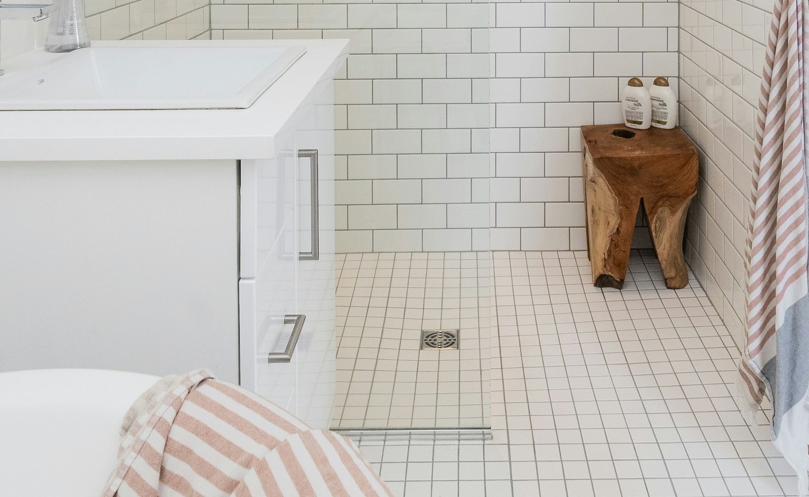 Nahaufnahme eines Duschabflusses im Badezimmerboden