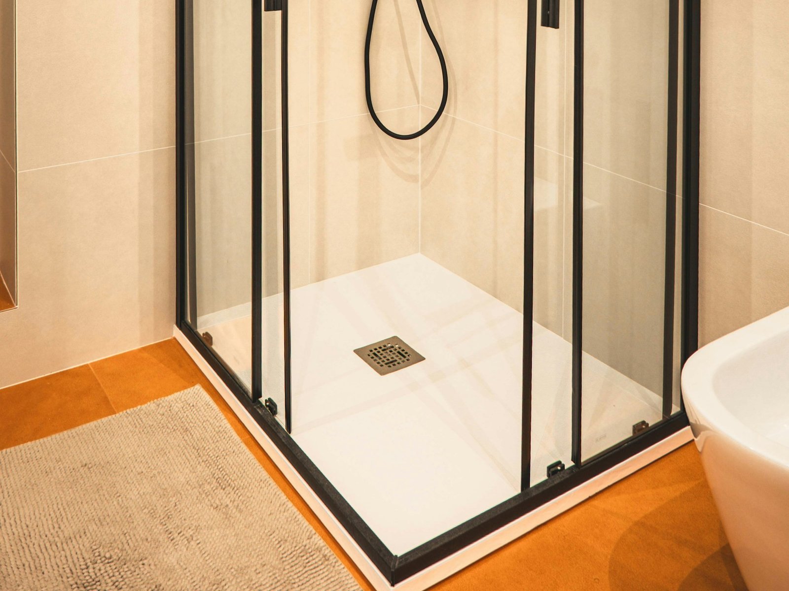 Haare liegen auf einem Duschabfluss im Badezimmer