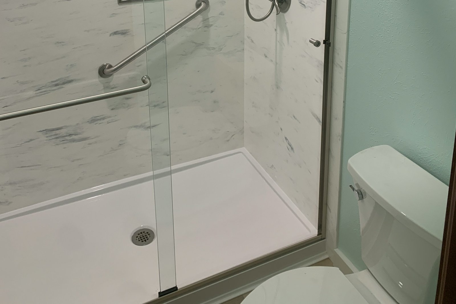 Wasser steht vollständig über einem Duschabfluss im Badezimmer