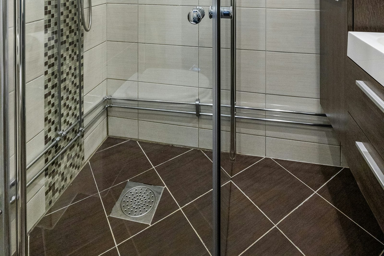 Nahaufnahme eines Duschabflusses mit sichtbarem Gitter