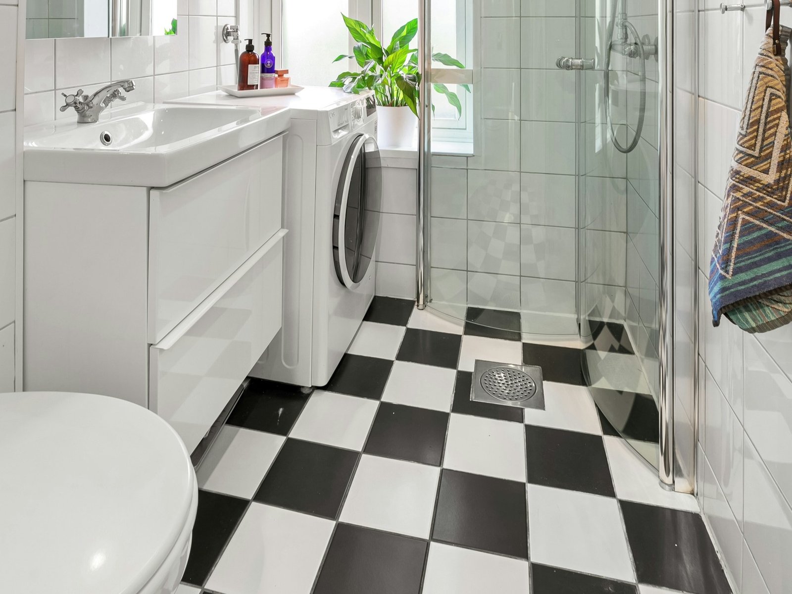 Nahaufnahme eines Duschabflusses mit leicht stehendem Wasser