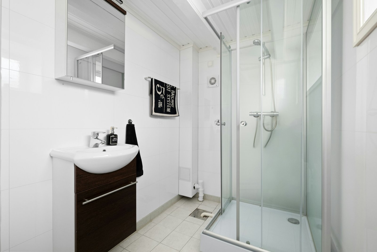 Schaumreste am Duschabfluss