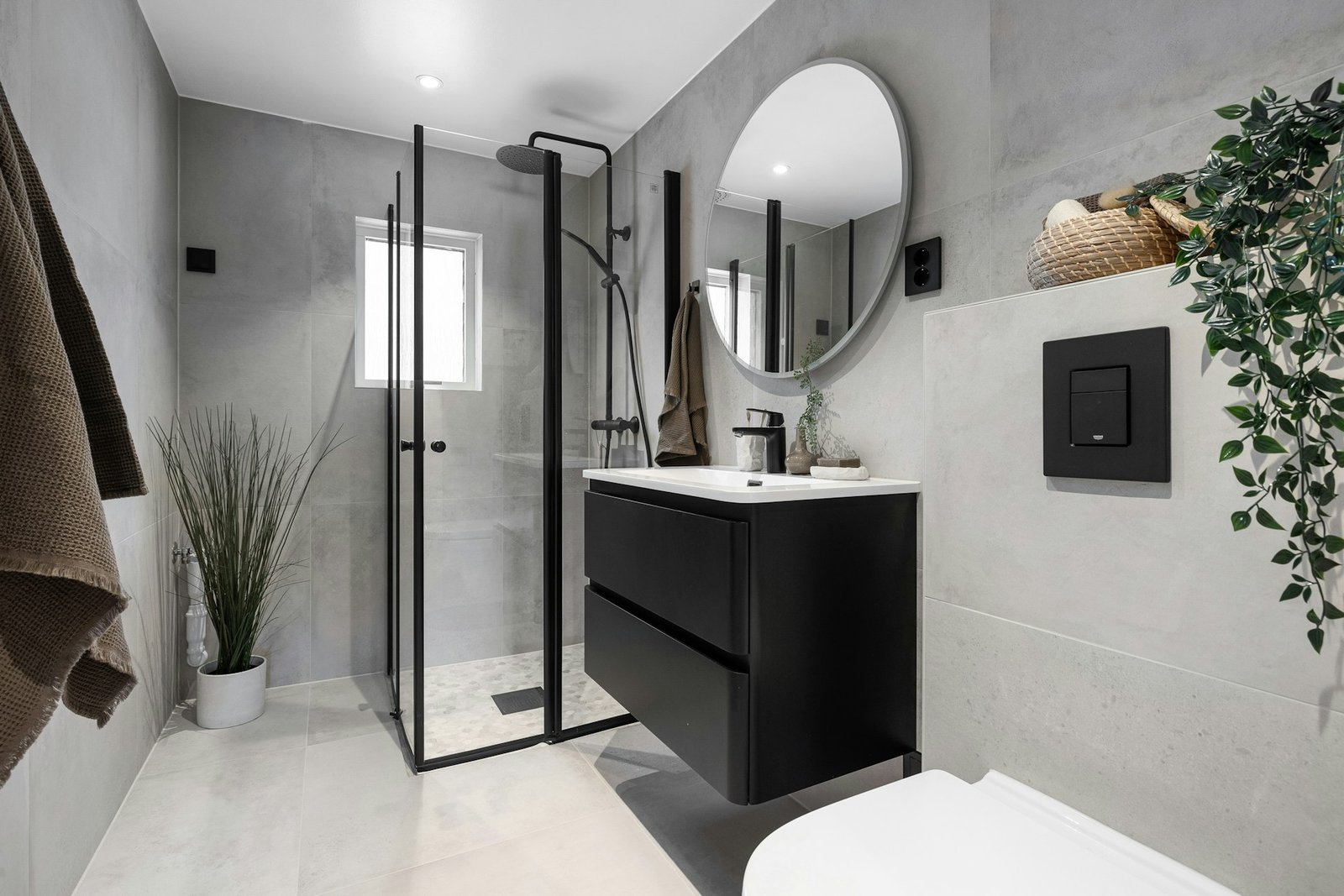 Wasser läuft in einen Duschabfluss