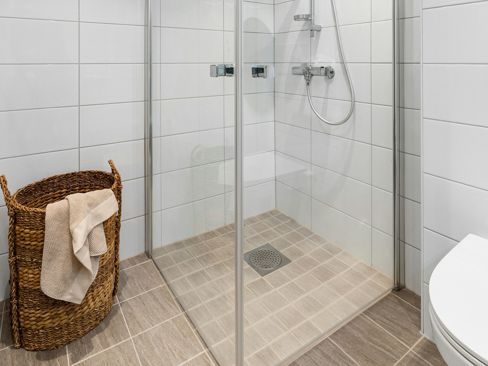 Haarfang-Sieb wird aus einem Duschabfluss entnommen