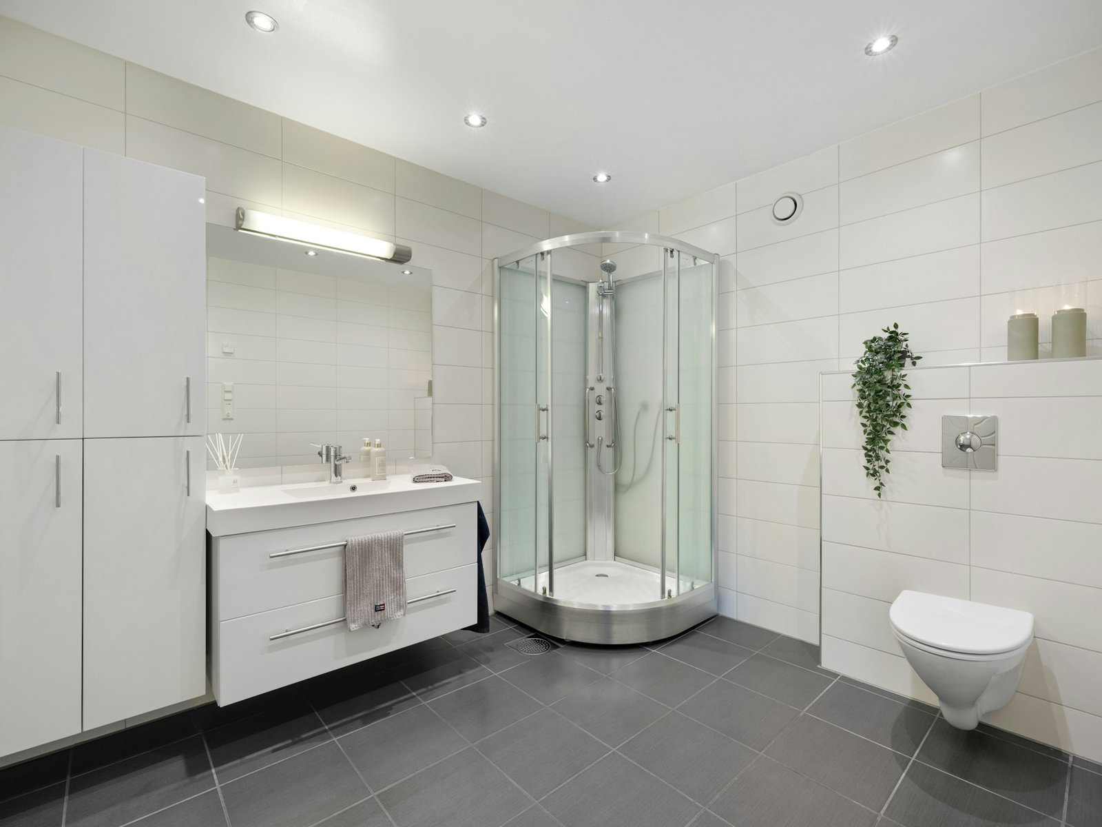 Warmes Wasser fließt in einen Duschabfluss, leichter Dampf sichtbar