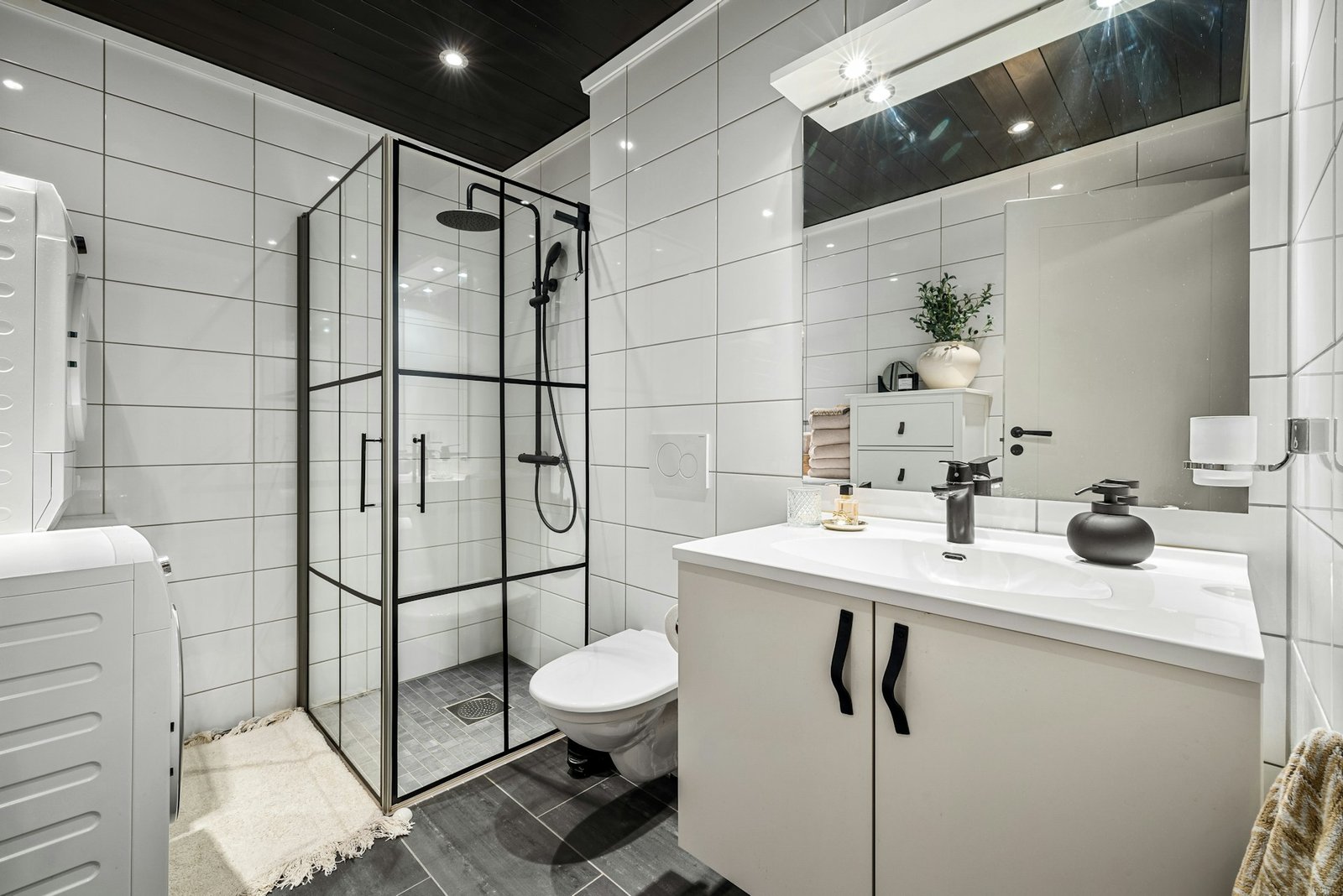 Weißer Schaum sammelt sich um einen Duschabfluss im Badezimmer